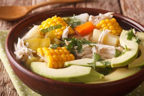  Ajiaco! Una Sopa Deliciosa Con Un Toque Picante Que Te Transportará A Zipaquirá.