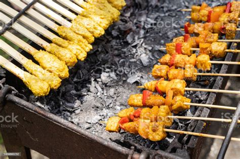  Sate Lilit! A Symphony of Grilled Spice and Refreshing Citrus Burst on Your Taste Buds