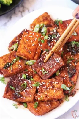  ¿Tofu Braised in Brown Sauce: Un manjar salado que te transporta a un jardín aromático?