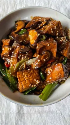   ¿Sabías que el Tofu Estofado con Hongos Shiitake y Salsa de Soya es una explosión umami en cada bocado?